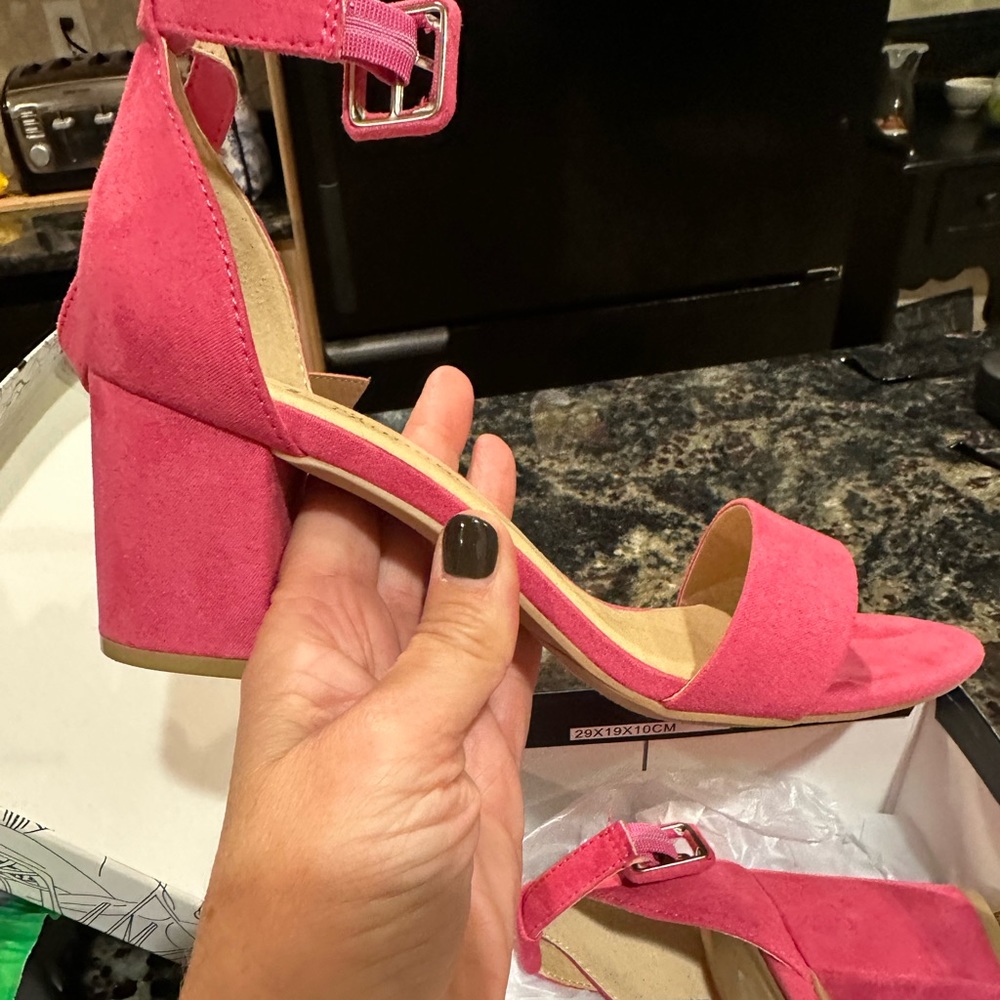 CL by Laundry strappy heels brand new never worn pink size 7